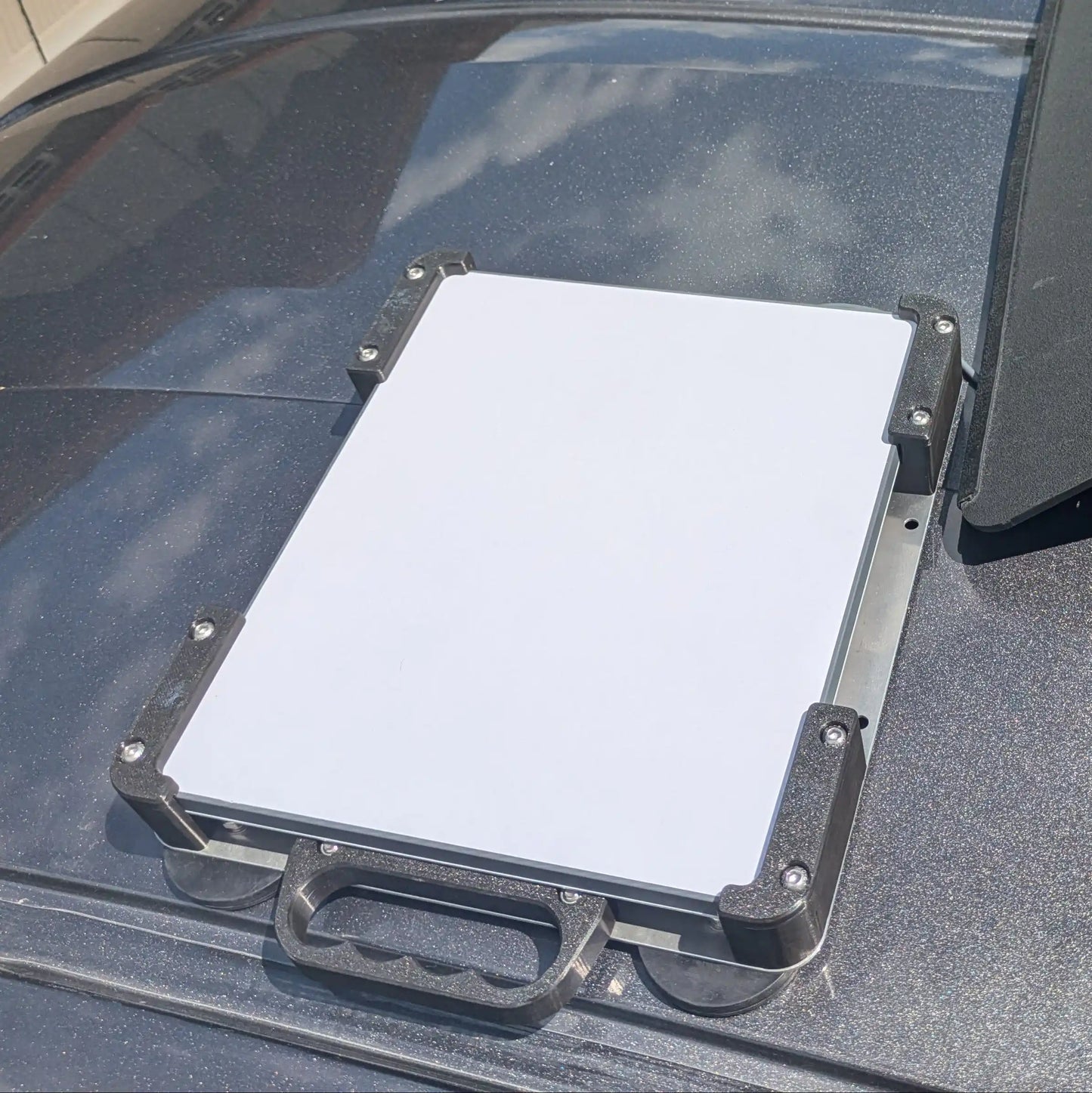 Starlink Mini mount mounted directly to roof with magnet kit and handle